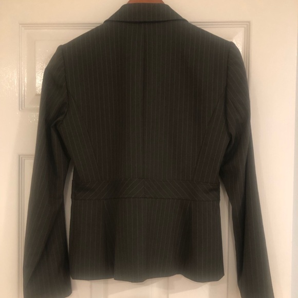 Chic + classy blazer in flattering striped pattern - Picture 2 of 3